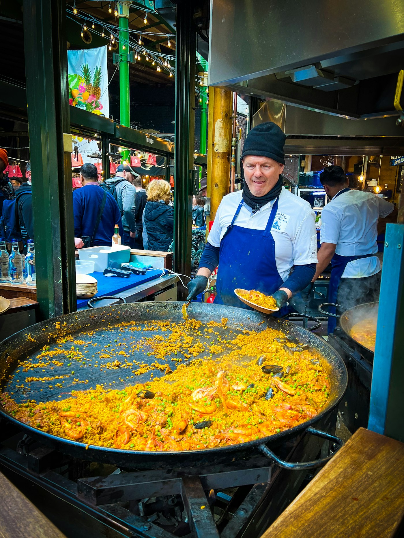 Paellero cocinando en vivo para un evento
