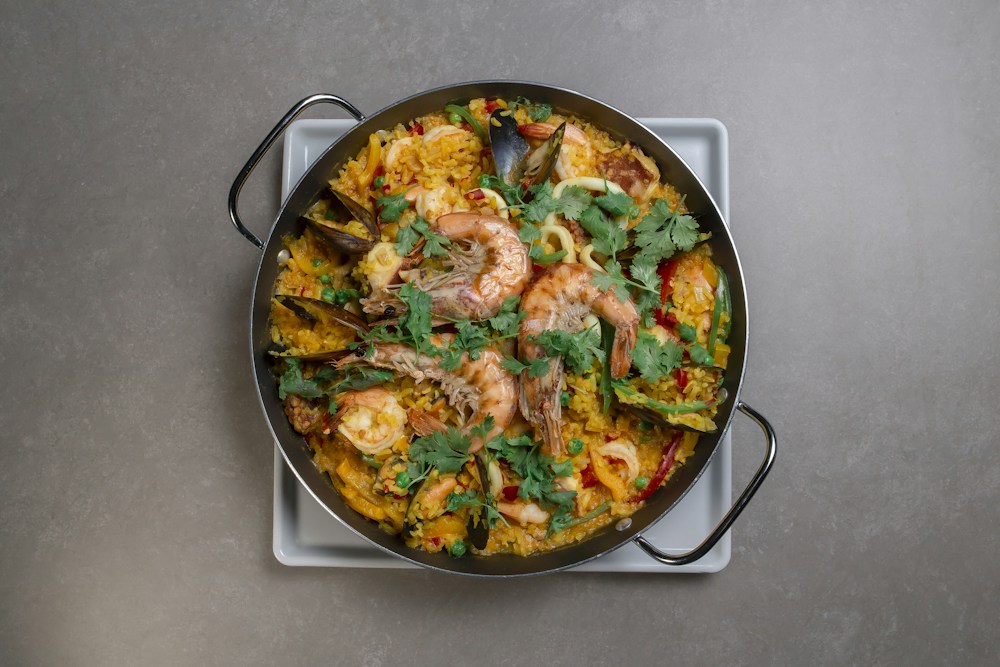 Paella mixta para compartir en una reunión